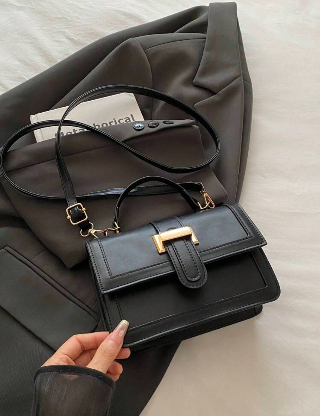 Cartera negra cuadrada con dorada
