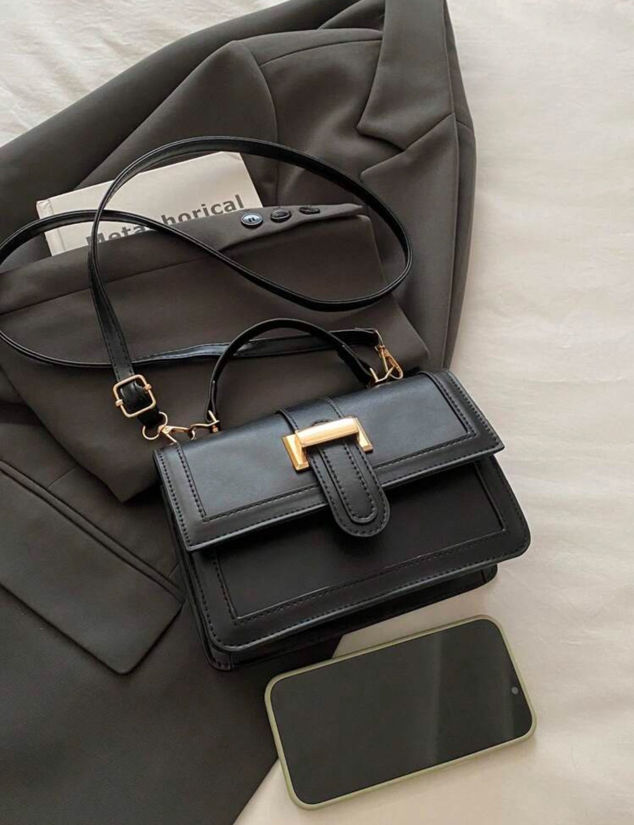 Cartera negra cuadrada con dorada
