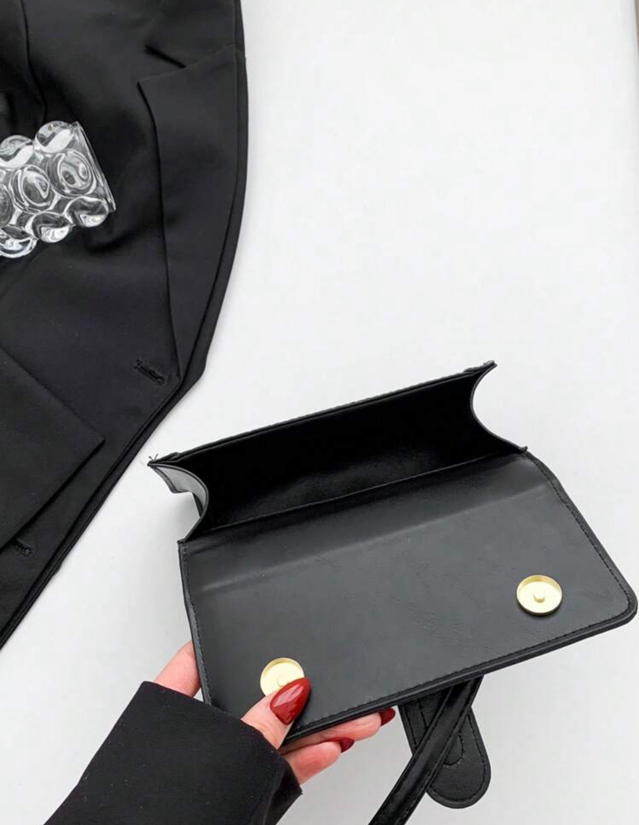 Cartera de mano color negra estilo: cuadrada y con textura