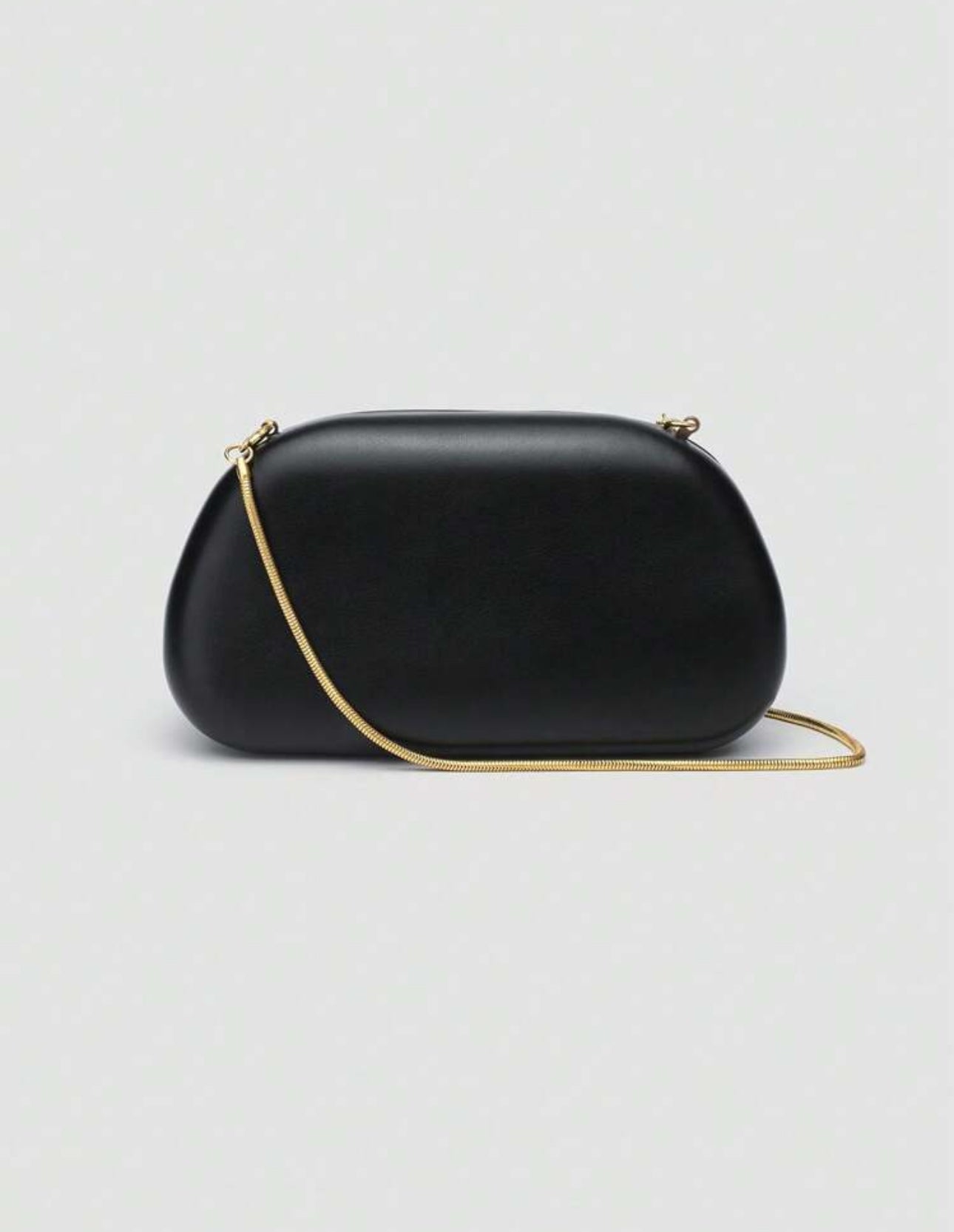 Cartera de mano negra con dorado