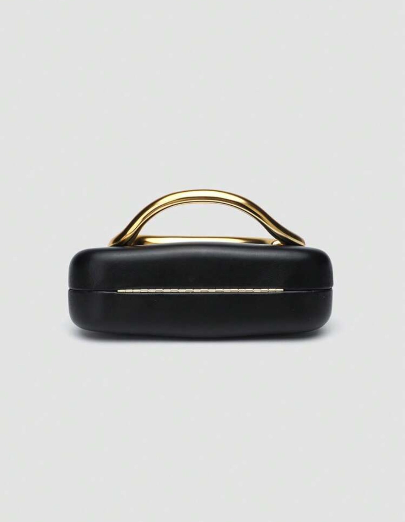 Cartera de mano negra con dorado