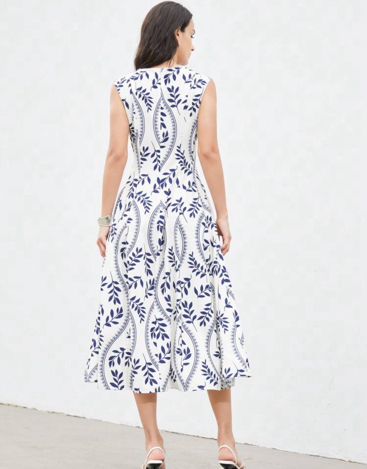Vestido cuello redondo, blanco con estampado de hojas azules