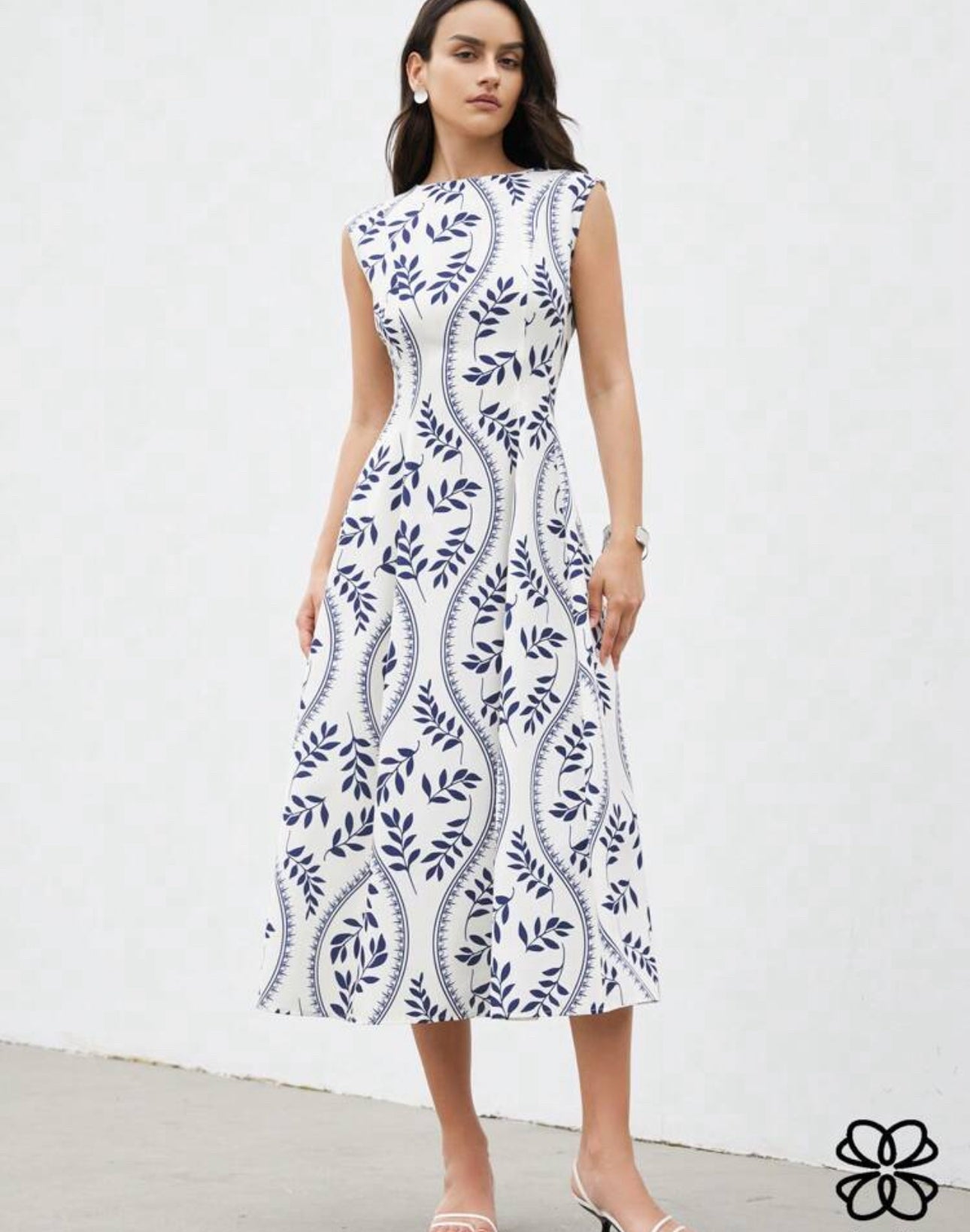 Vestido cuello redondo, blanco con estampado de hojas azules