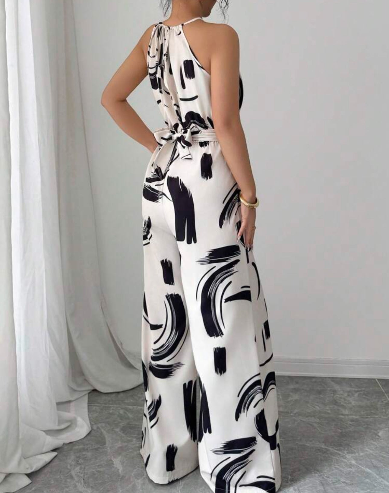 Jumpsuit beige con cinturón con estampado
