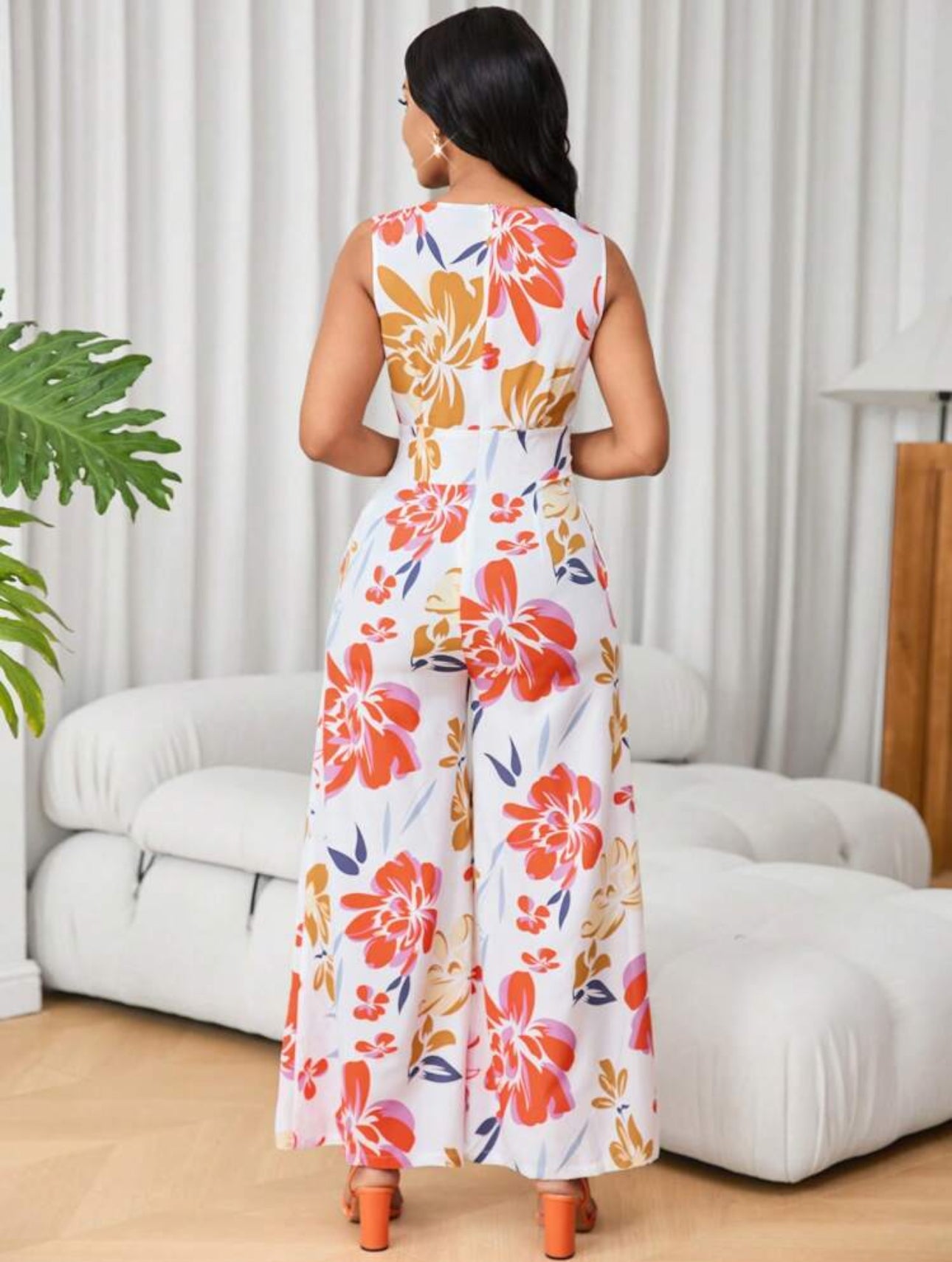 Jumpsuit blanco con flores anaranjadas
