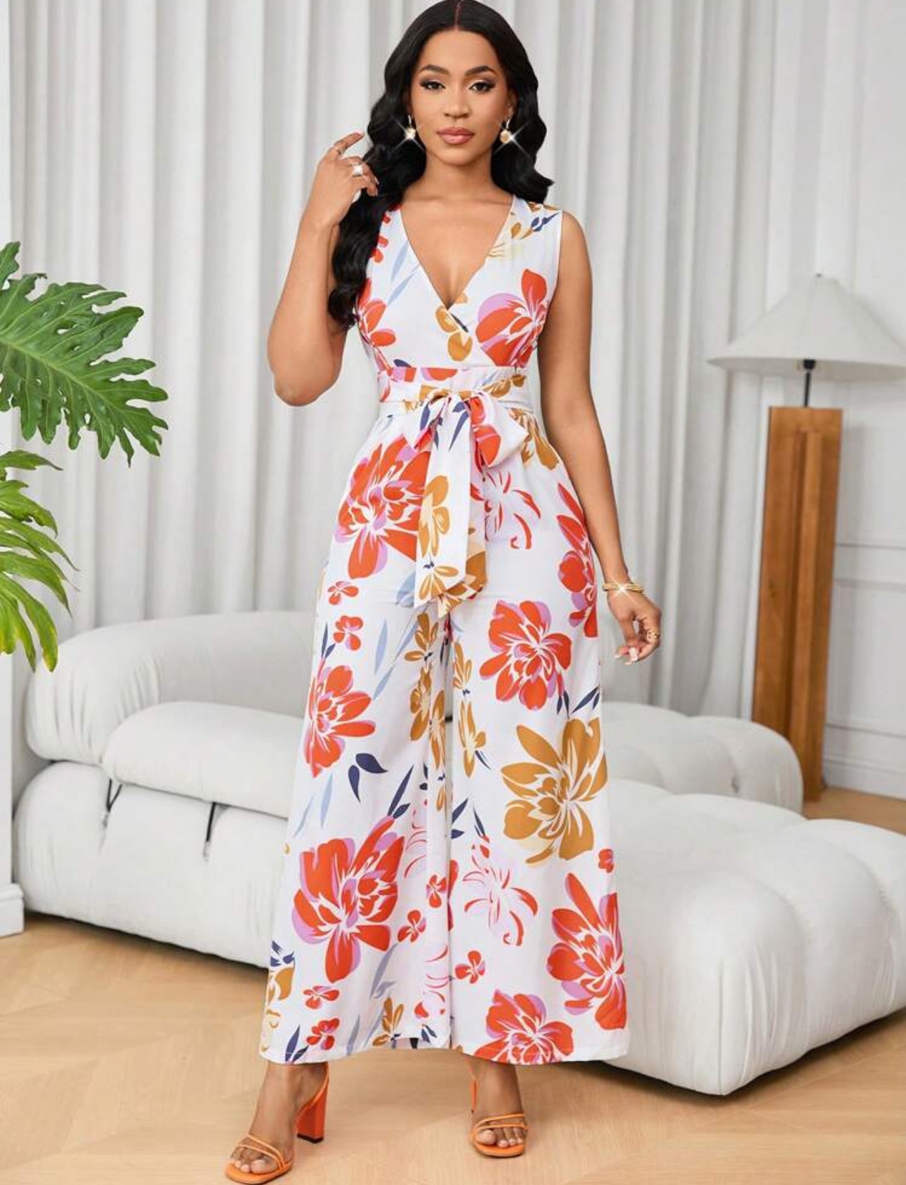 Jumpsuit blanco con flores anaranjadas