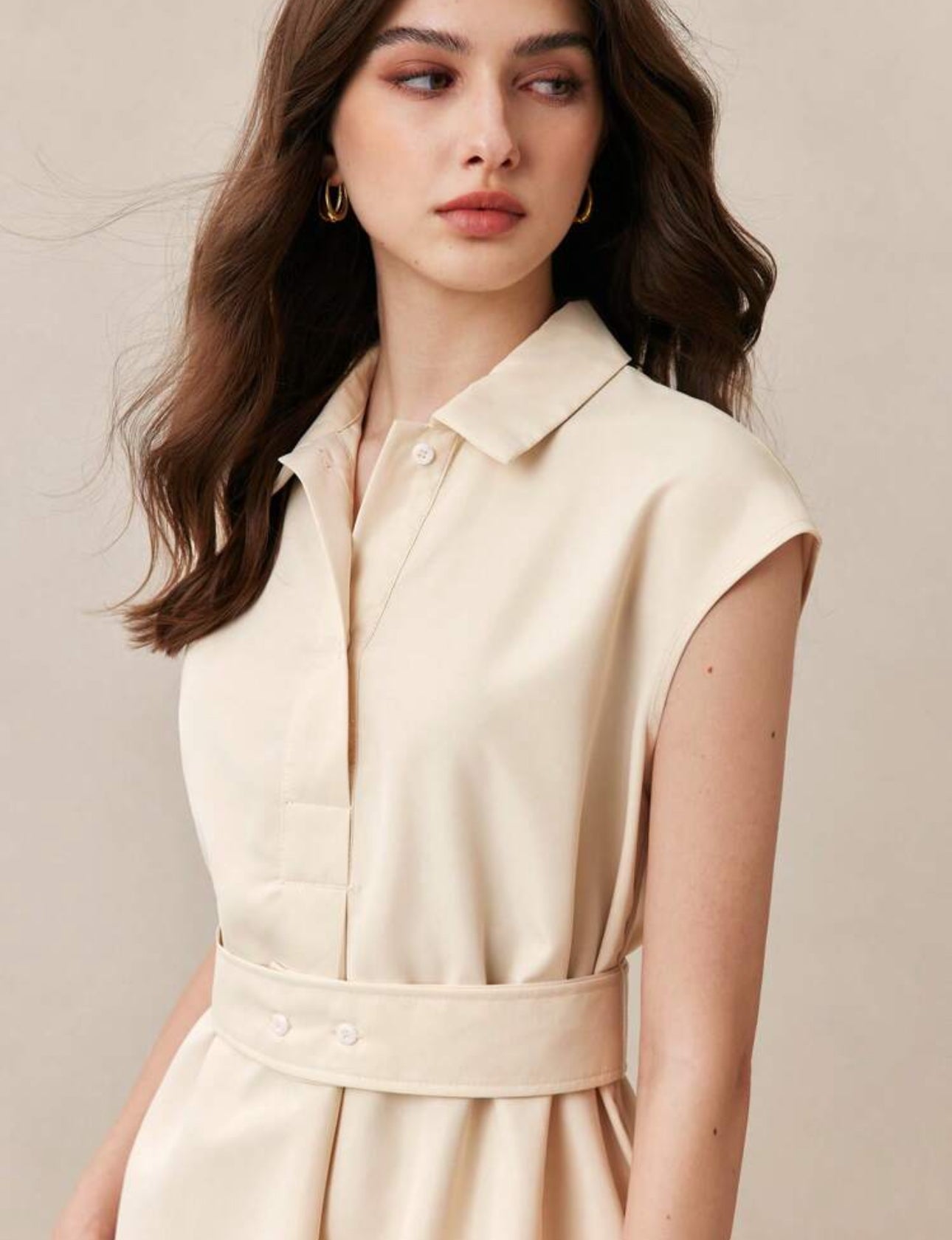 Vestido beige casual con botones