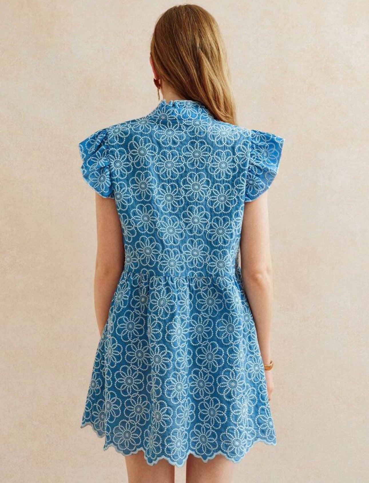 Vestido azul corto con estampado floral