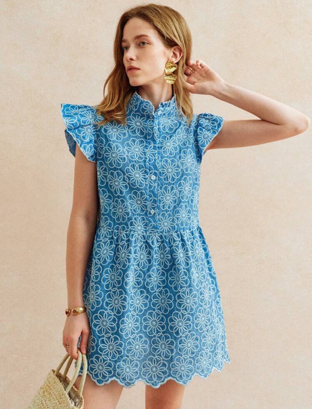 Vestido azul corto con estampado floral