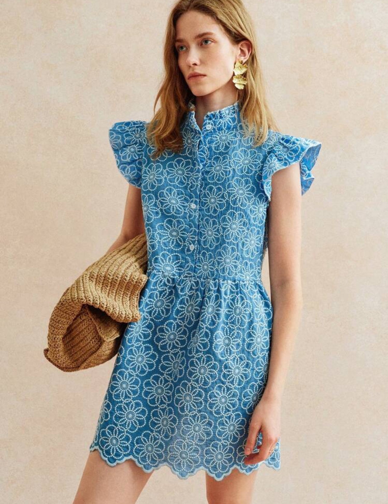 Vestido azul corto con estampado floral