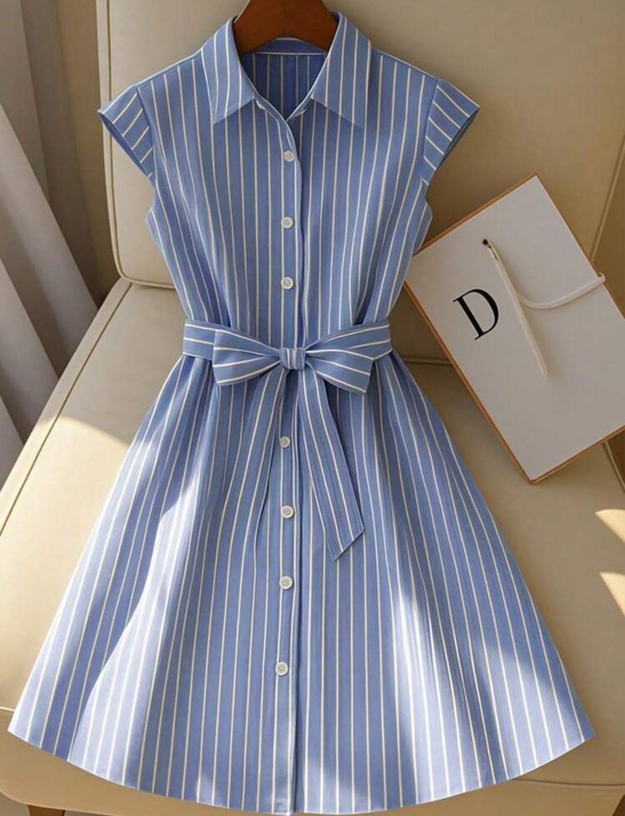 Vestido azul claro con rayas blancas
