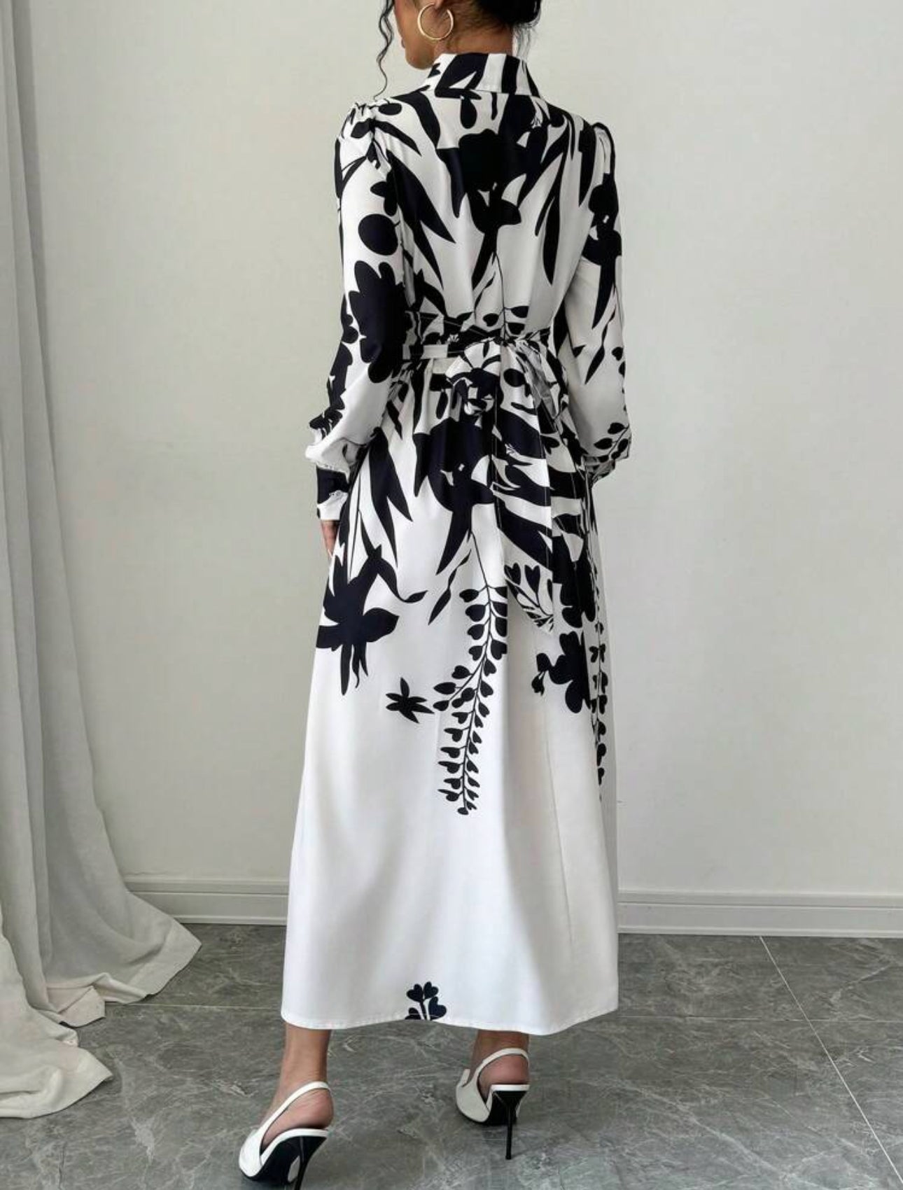 Vestido maxi elegante manga larga color beige con estampado negro