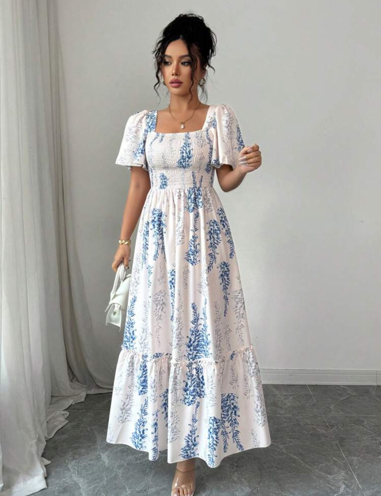 Vestido beige estampado floral azul claro