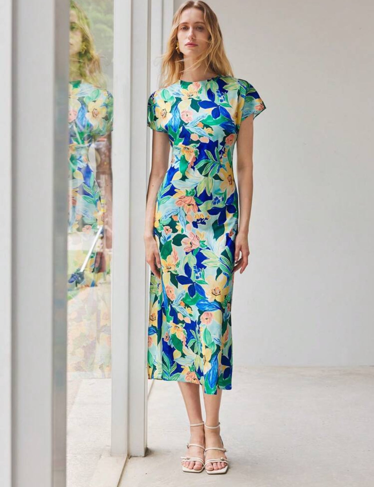 Vestido largo azul con estampado floral y manga corta
