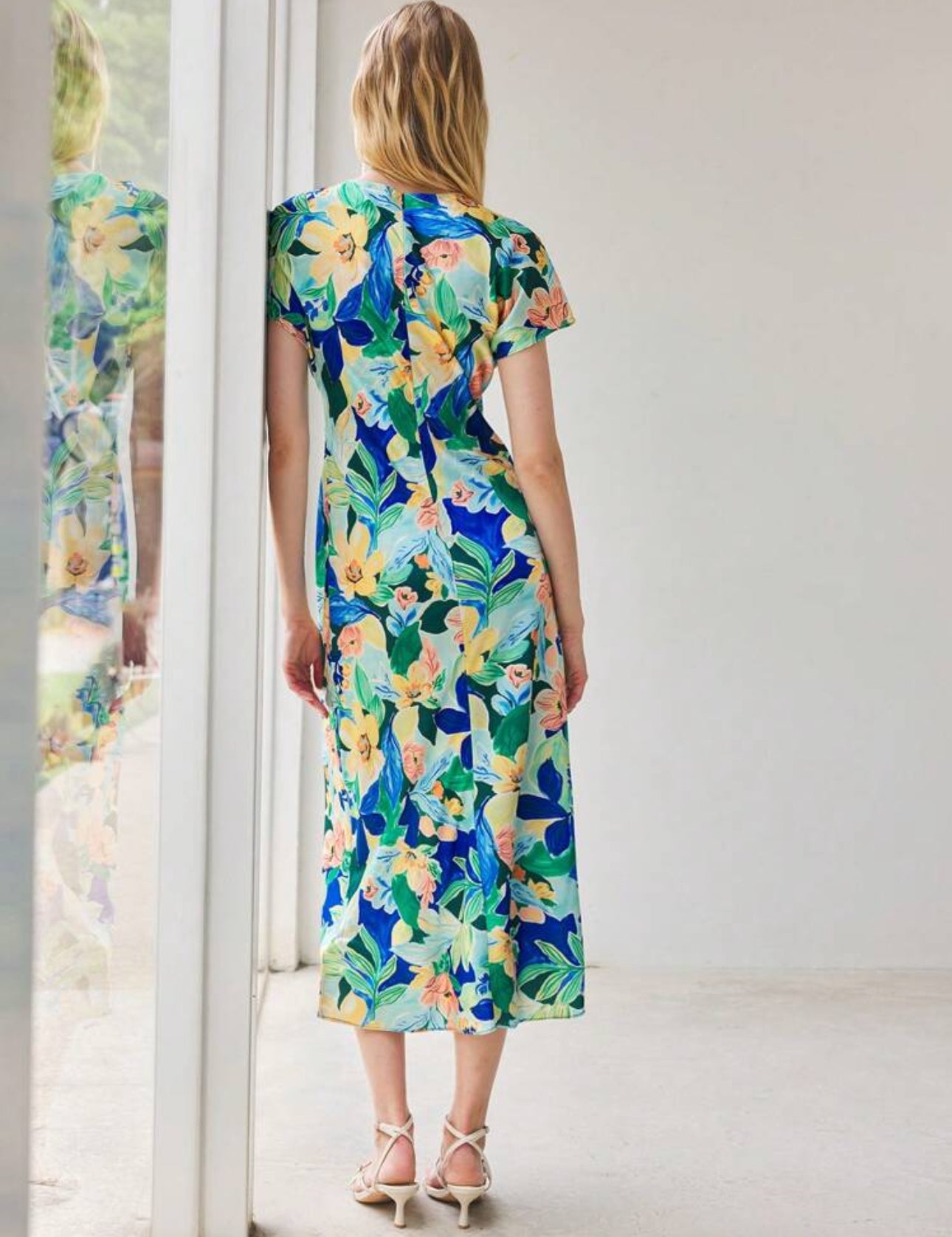 Vestido largo azul con estampado floral y manga corta