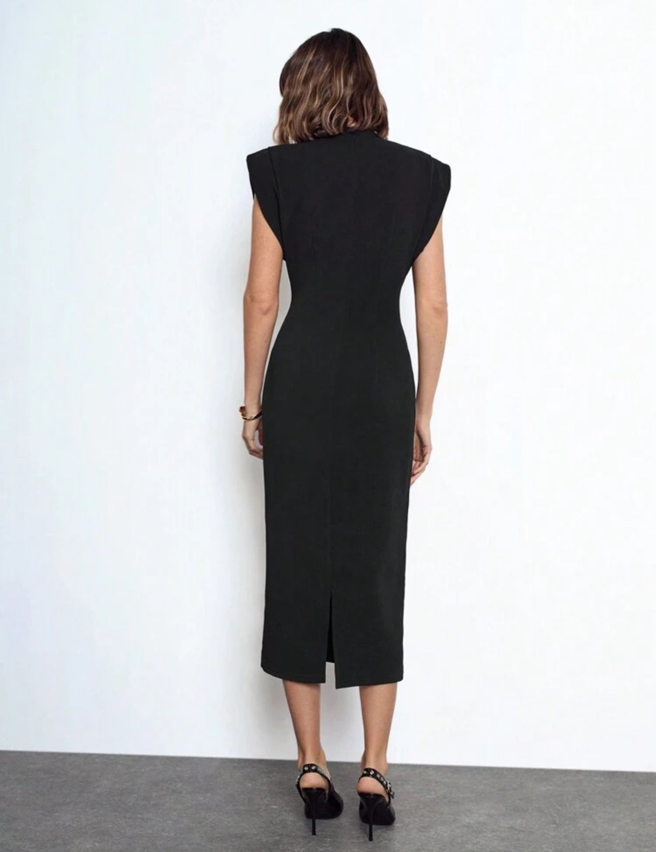 Vestido largo negro con diseño de hombros anchos