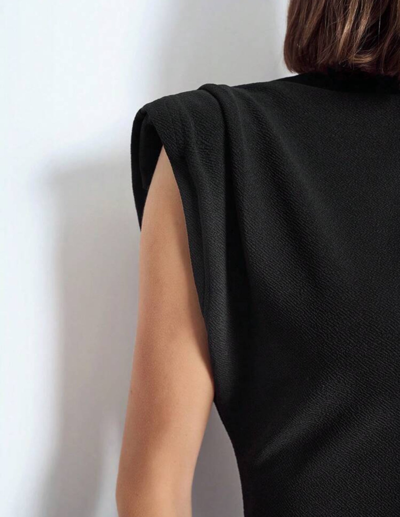 Vestido largo negro con diseño de hombros anchos