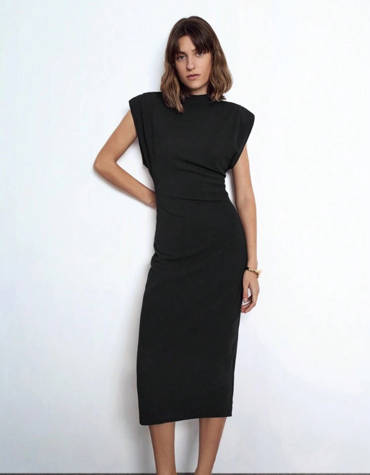 Vestido largo negro con diseño de hombros anchos
