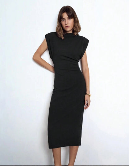 Vestido largo negro con diseño de hombros anchos