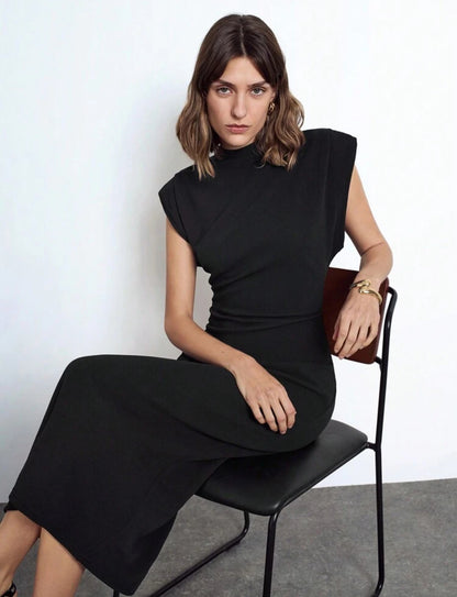 Vestido largo negro con diseño de hombros anchos