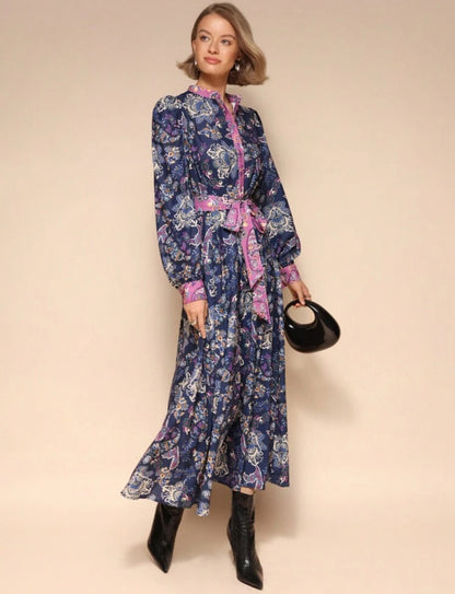 Vestido largo azul con manga larga y estampado elegante