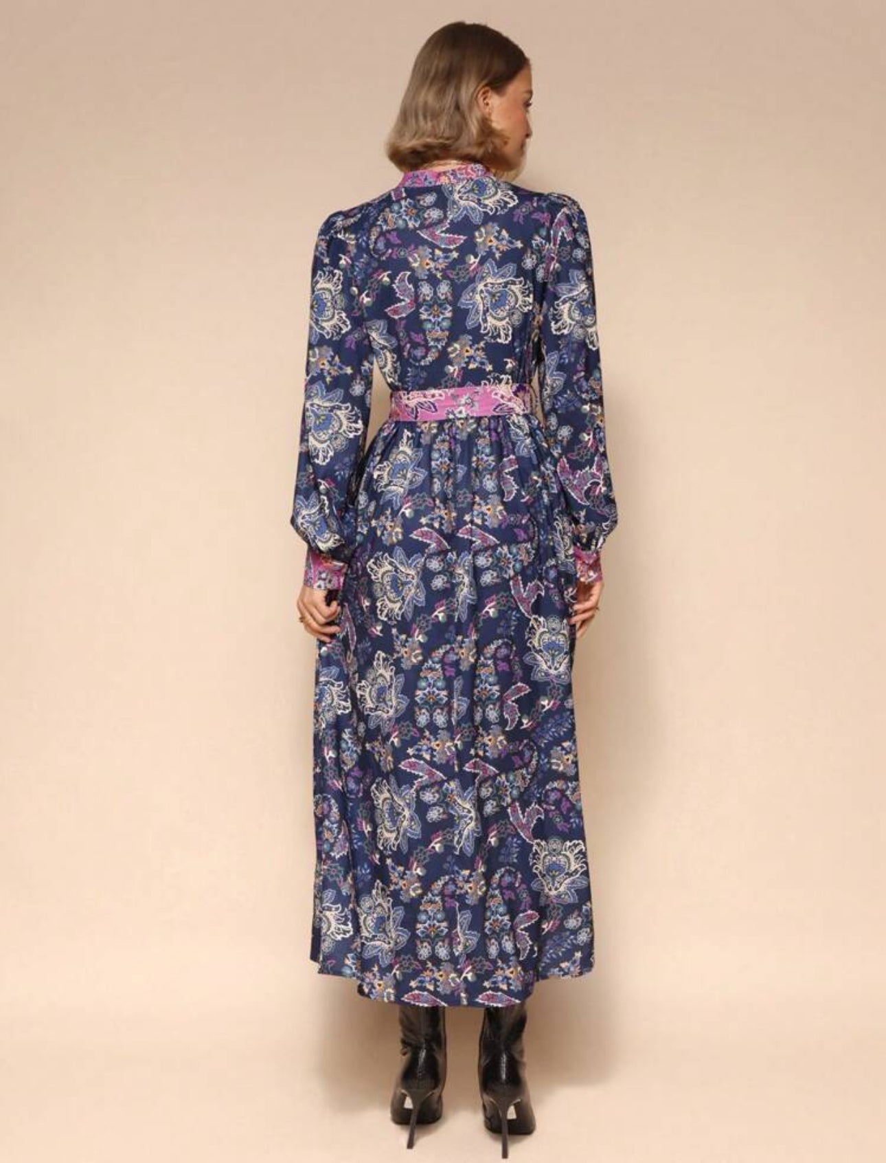 Vestido largo azul con manga larga y estampado elegante