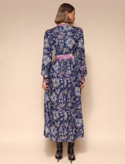 Vestido largo azul con manga larga y estampado elegante