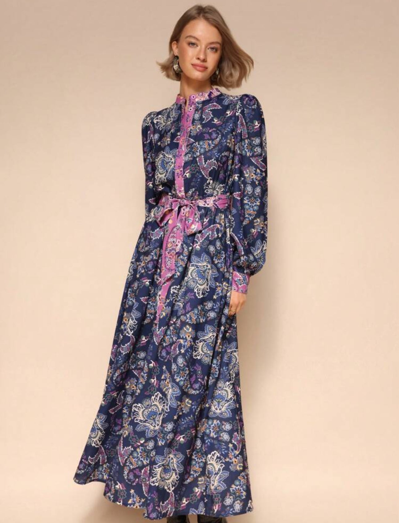 Vestido largo azul con manga larga y estampado elegante