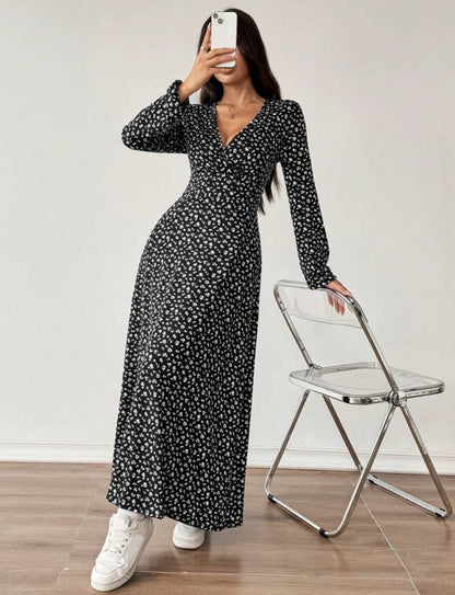 Vestido manga larga, cuello V color negro y estampado floral blanco