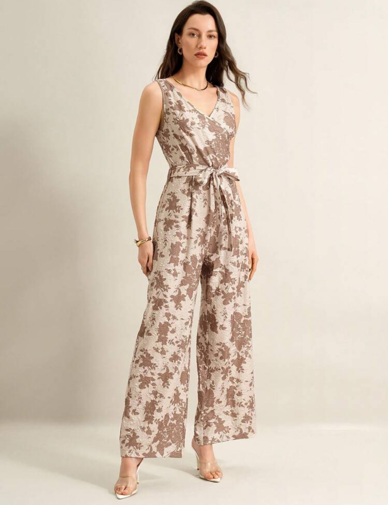 Jumpsuit beige con estampado en relieve color cafe