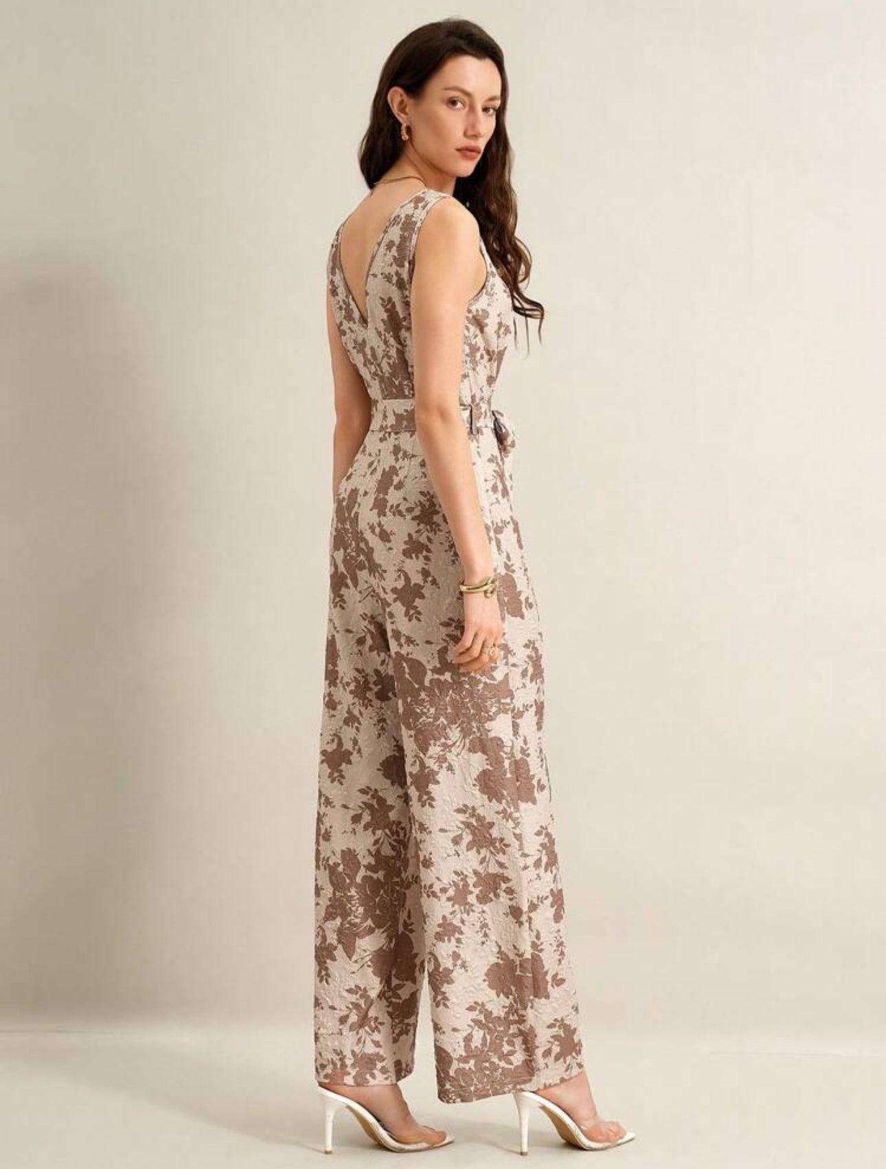 Jumpsuit beige con estampado en relieve color cafe