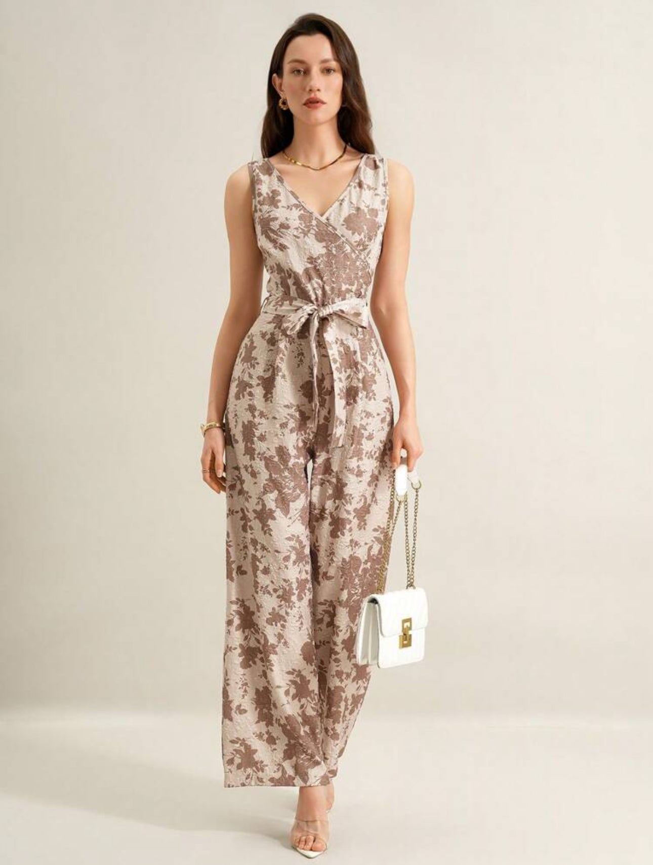 Jumpsuit beige con estampado en relieve color cafe