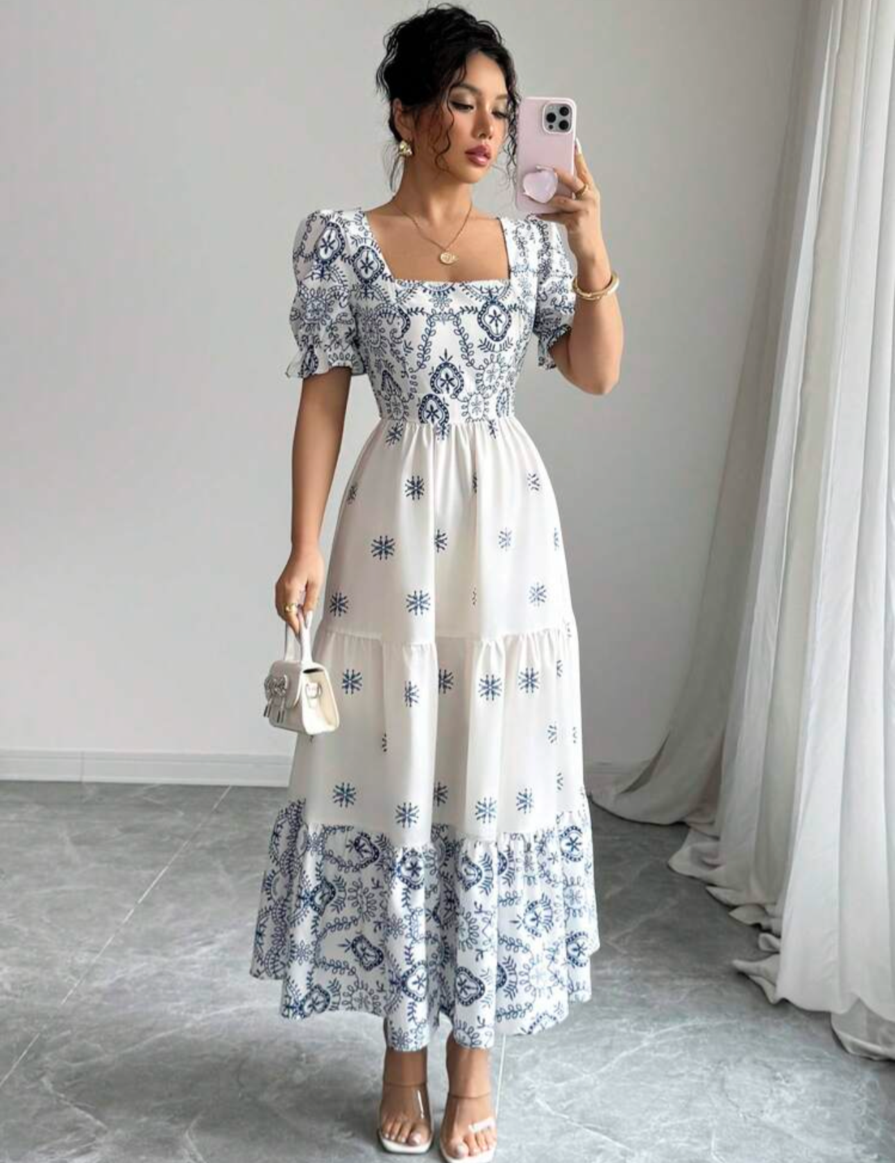 Vestido blanco con estampado azul claro, manga corta y cuello cuadrado