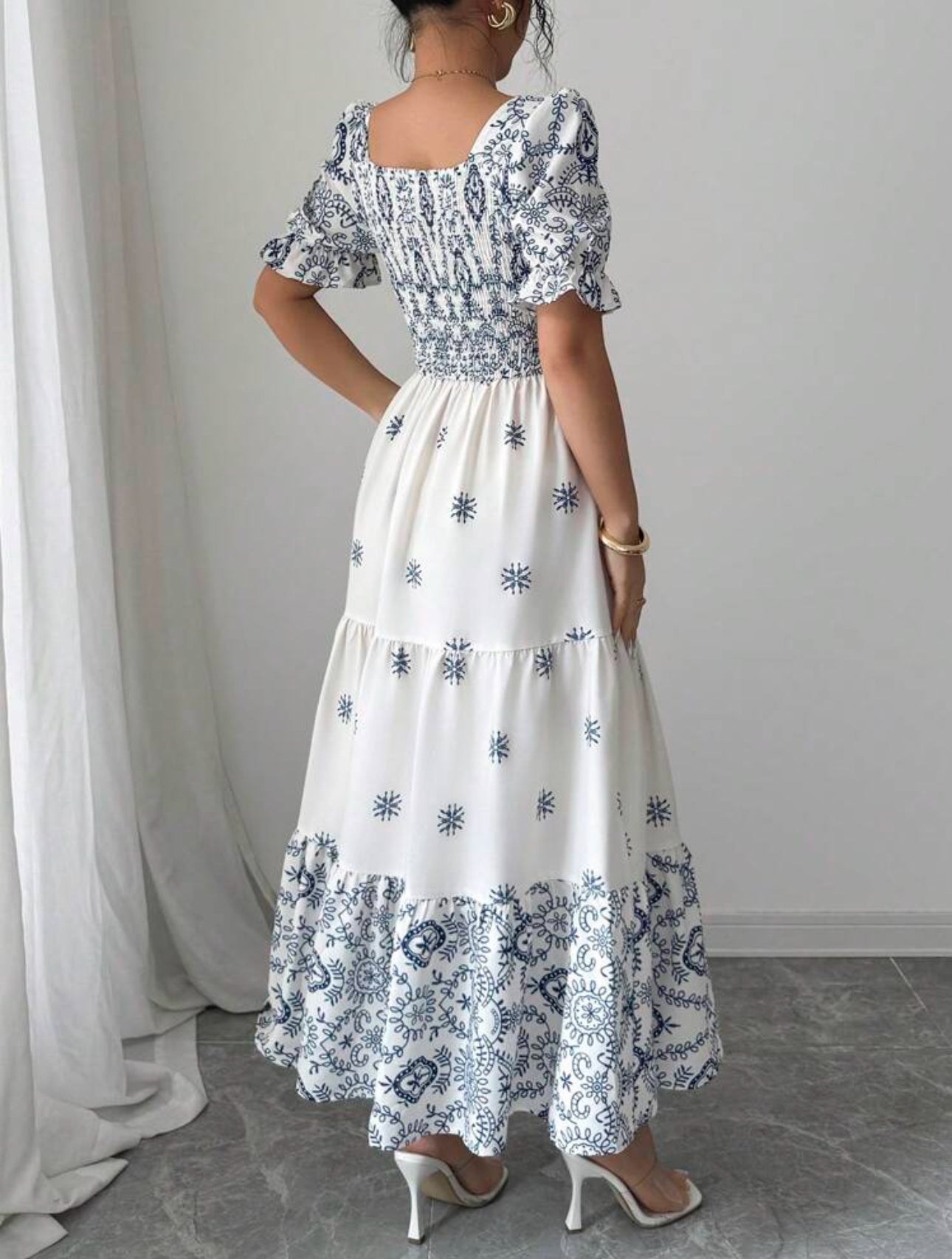 Vestido blanco con estampado azul claro, manga corta y cuello cuadrado