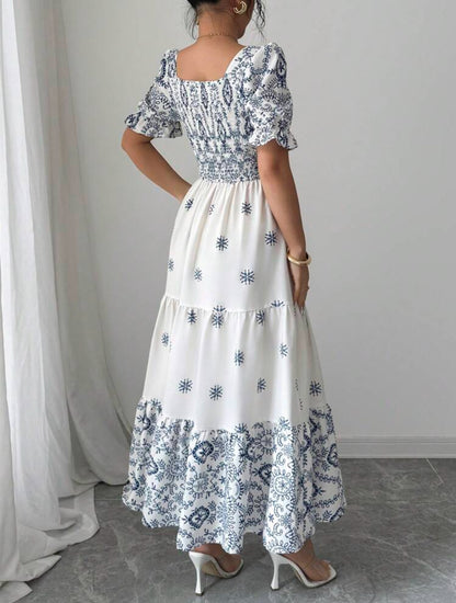 Vestido blanco con estampado azul claro, manga corta y cuello cuadrado