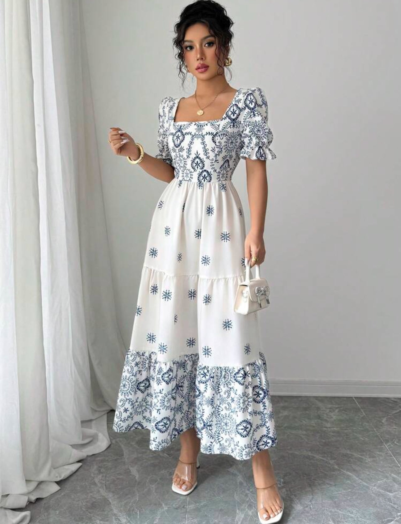 Vestido blanco con estampado azul claro, manga corta y cuello cuadrado