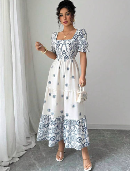 Vestido blanco con estampado azul claro, manga corta y cuello cuadrado