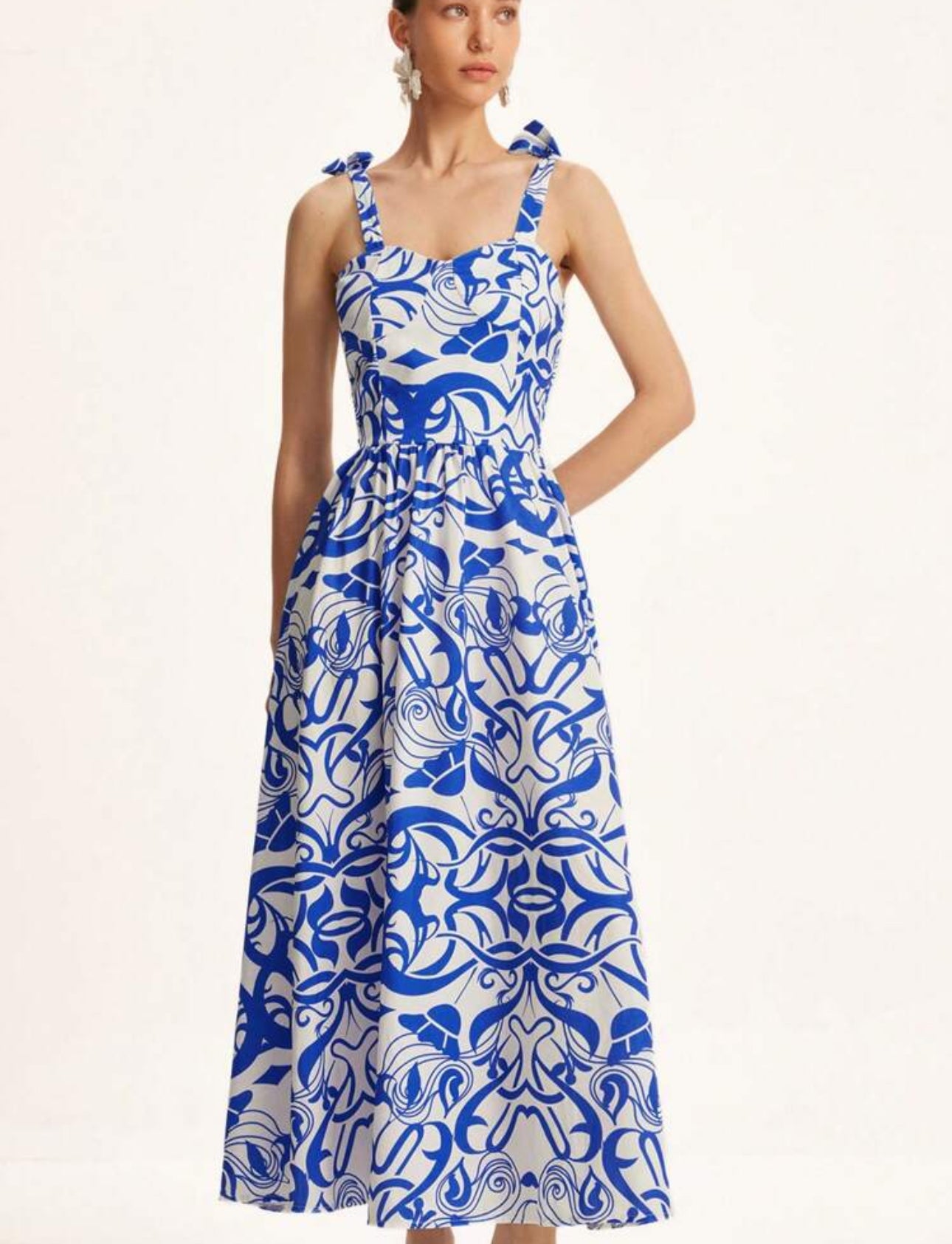 Vestido blanco con estampado azul escote en V y tirantes