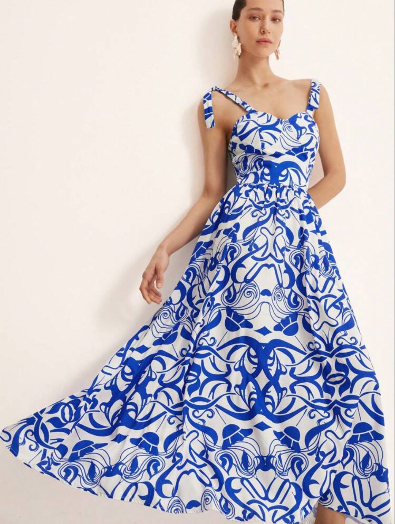 Vestido blanco con estampado azul escote en V y tirantes