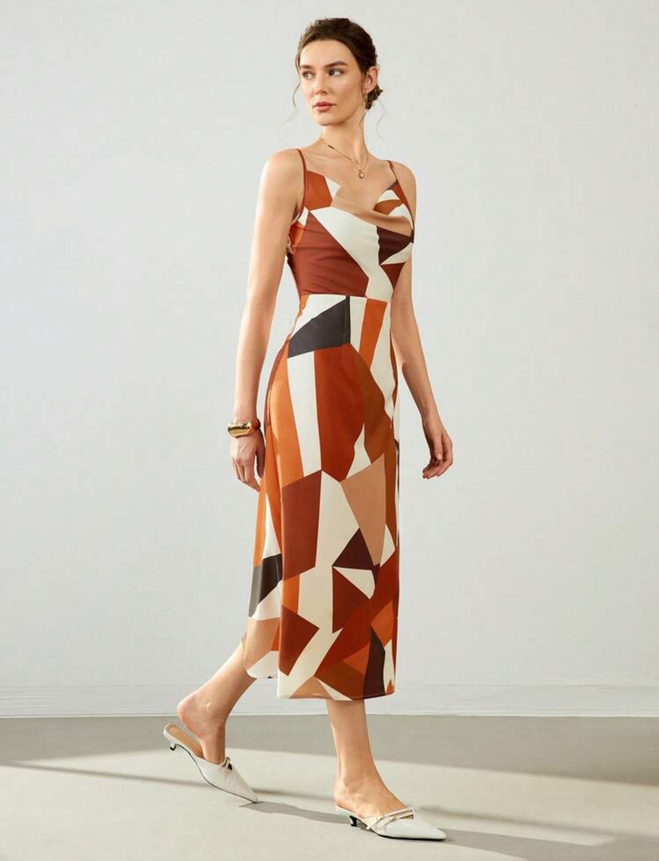 Vestido de satin drapeado cafe, anaranjado y beige