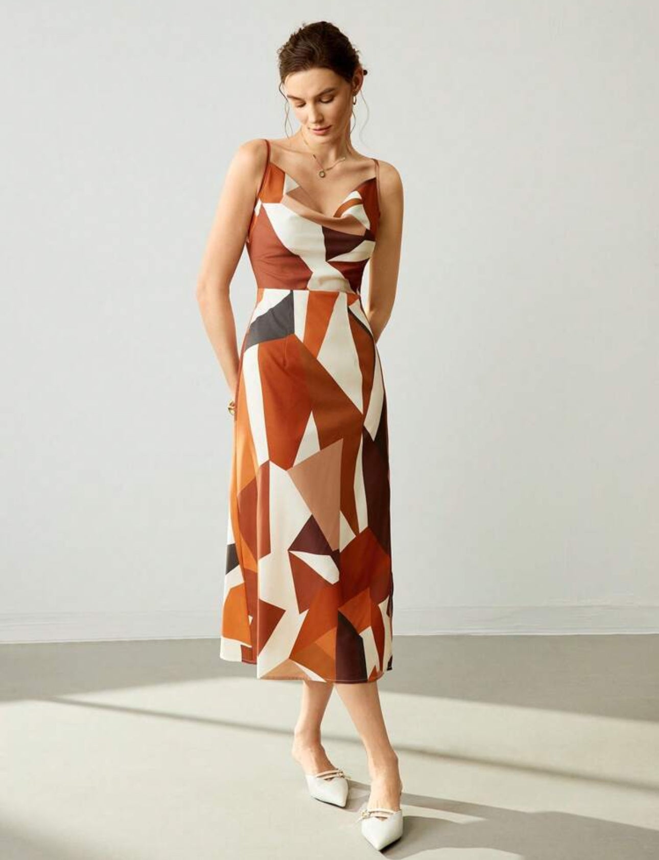 Vestido de satin drapeado cafe, anaranjado y beige