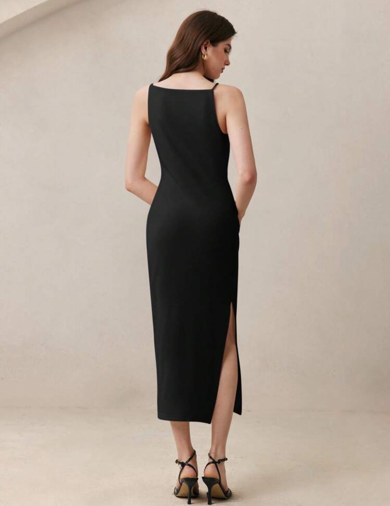 Vestido negro de tirantes finos