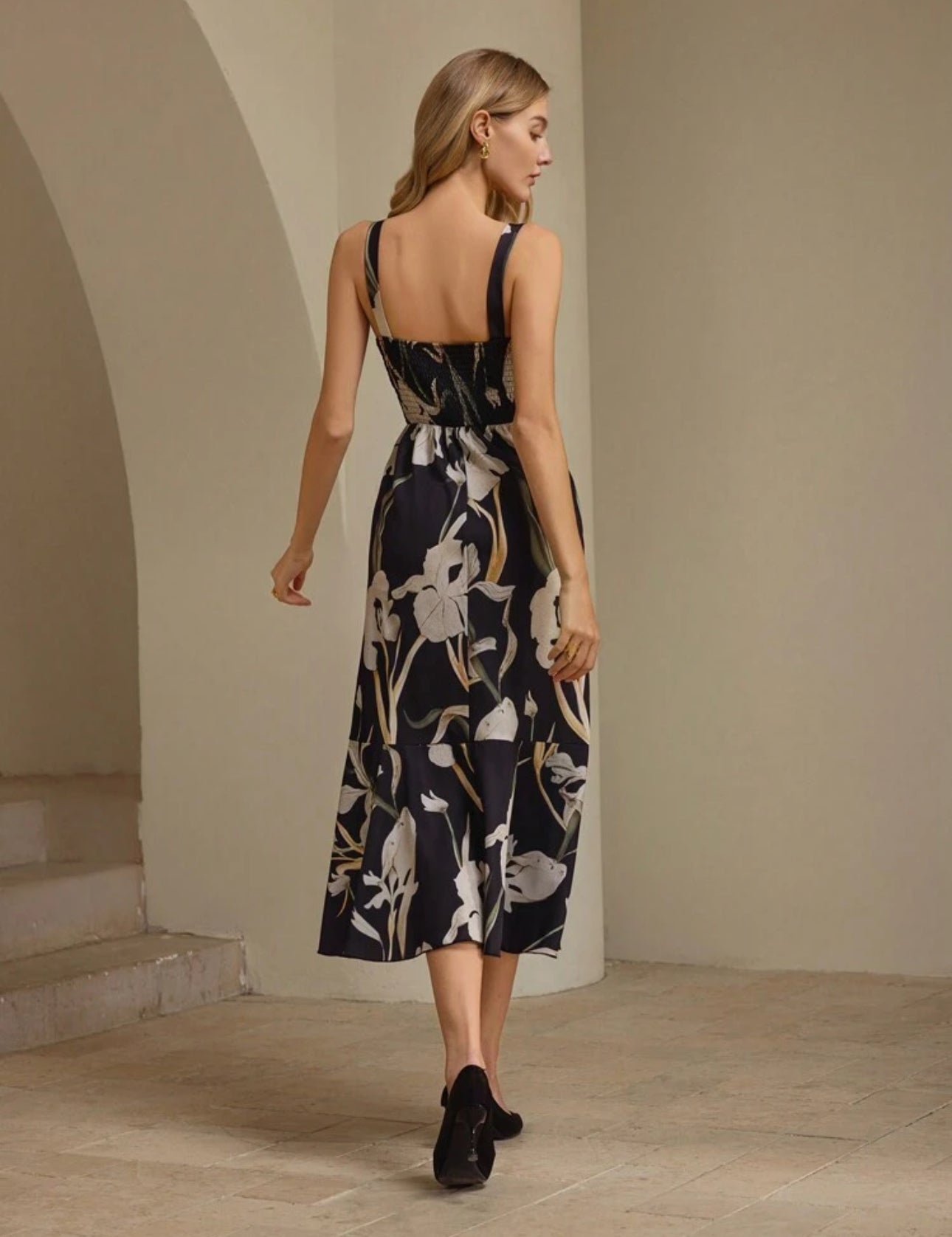 Vestido elegante negro con estampado beige y tirantes finos