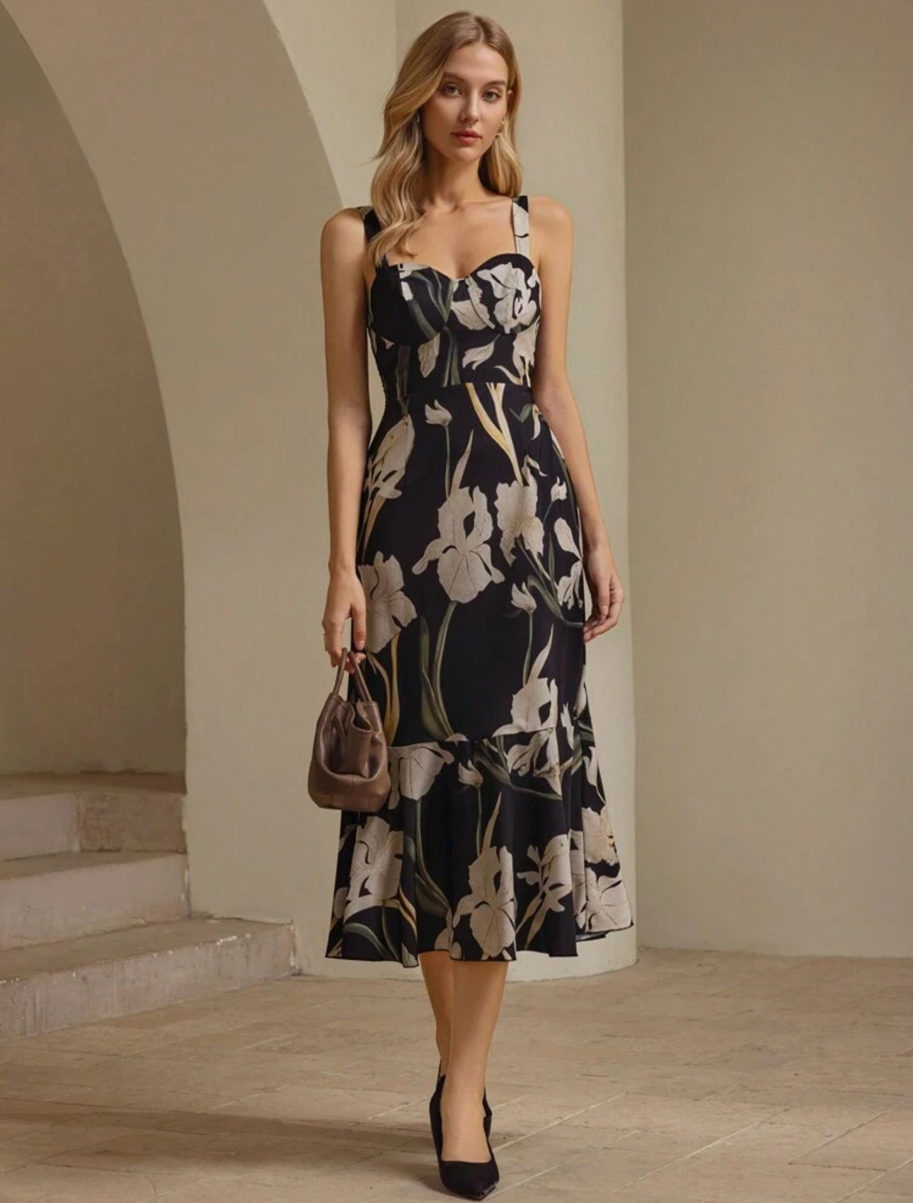 Vestido elegante negro con estampado beige y tirantes finos