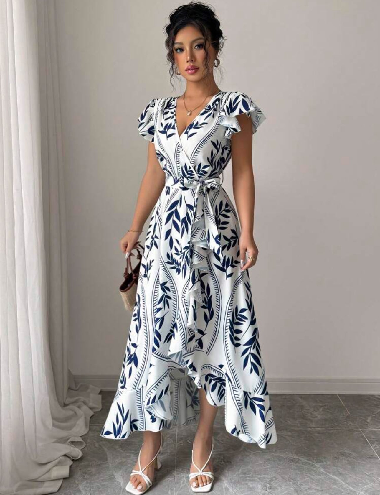 Vestido blanco con estampado floral azul cuello en V
