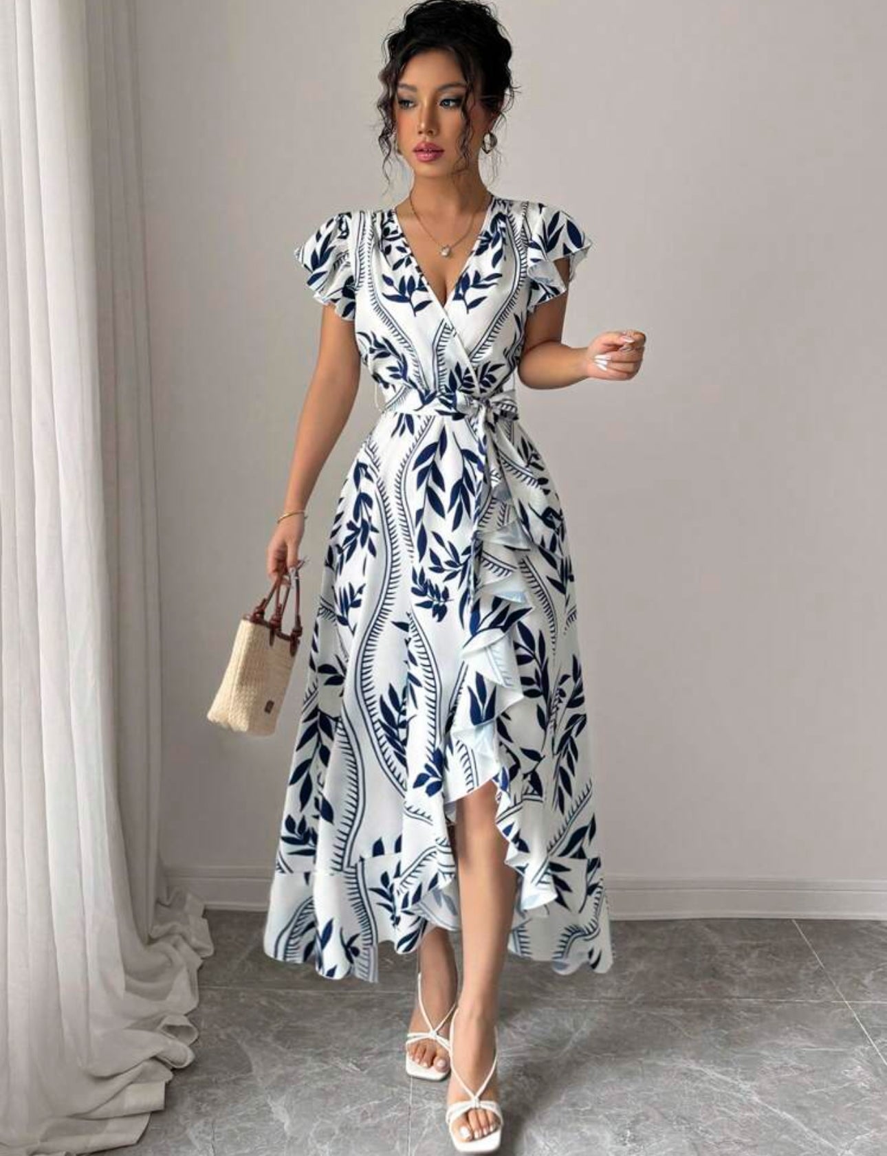 Vestido blanco con estampado floral azul cuello en V