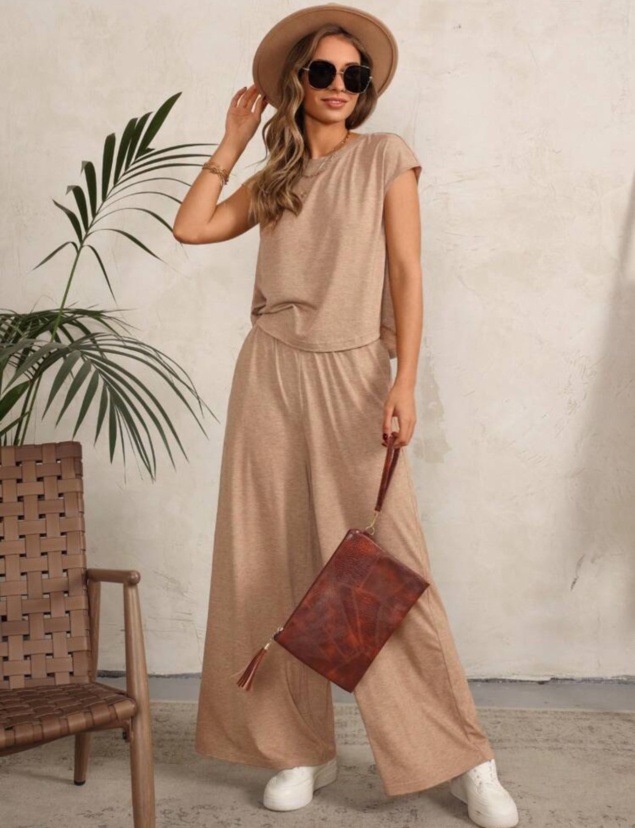 Conjunto color beige: camsia y pantalon con bolsillos