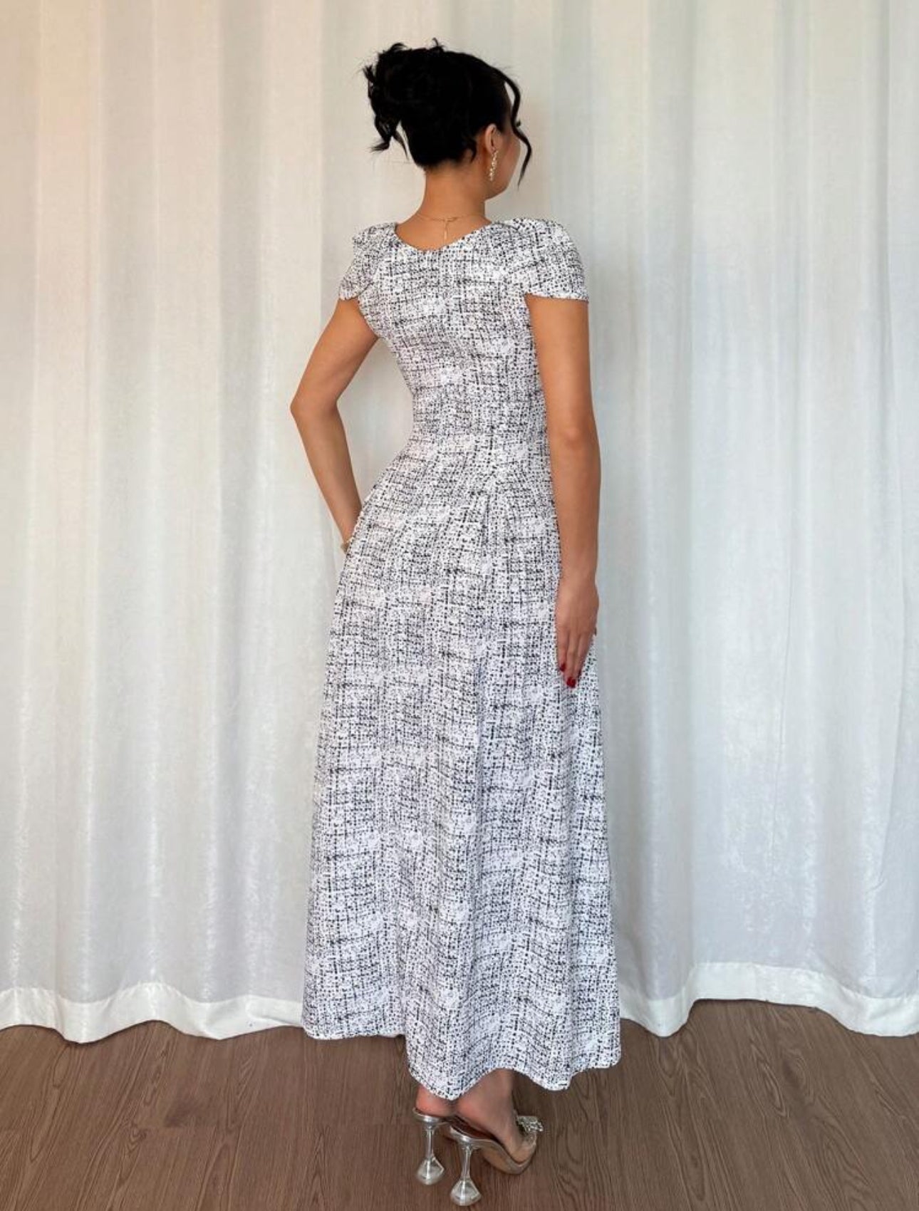 Vestido elegante blanco y negro con cuello redondo