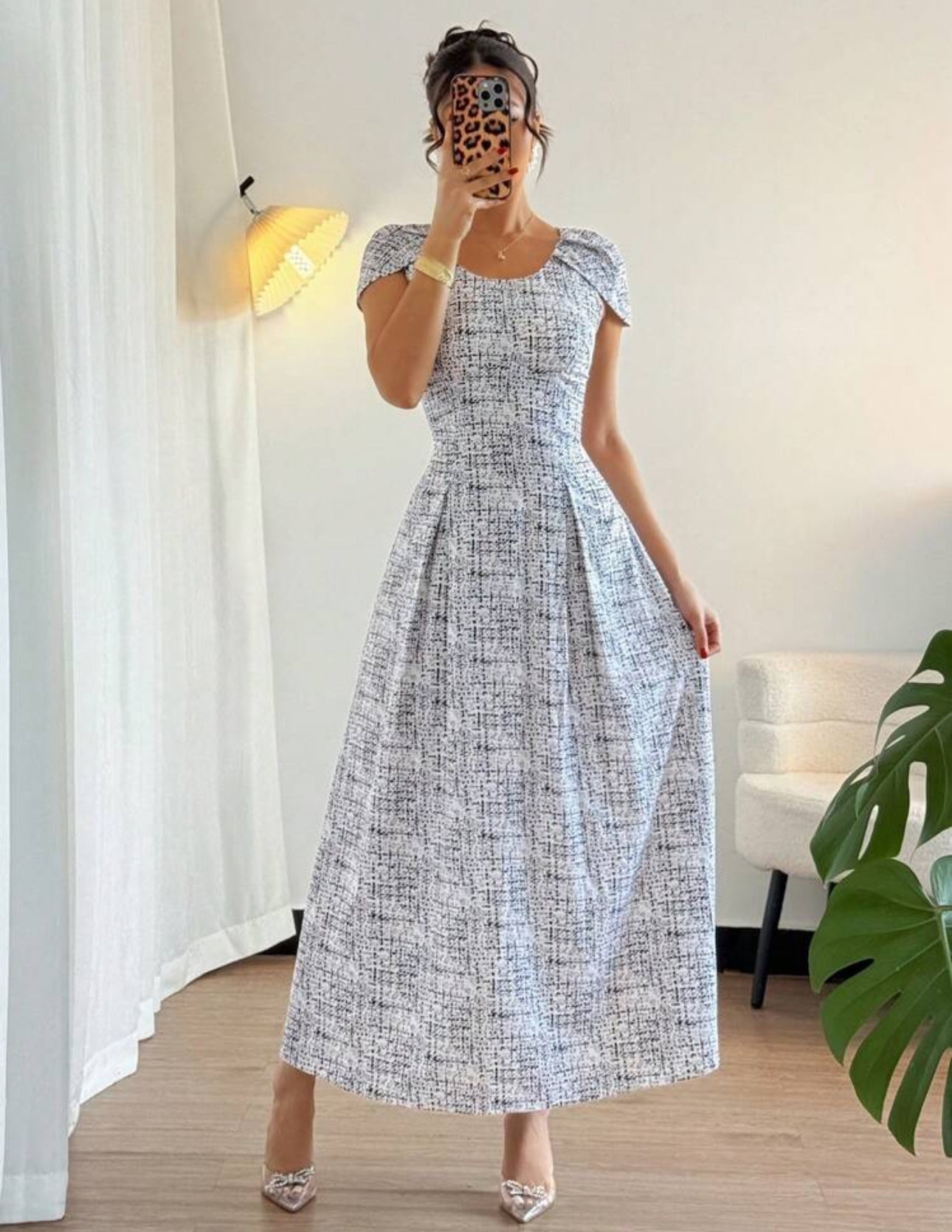Vestido elegante blanco y negro con cuello redondo