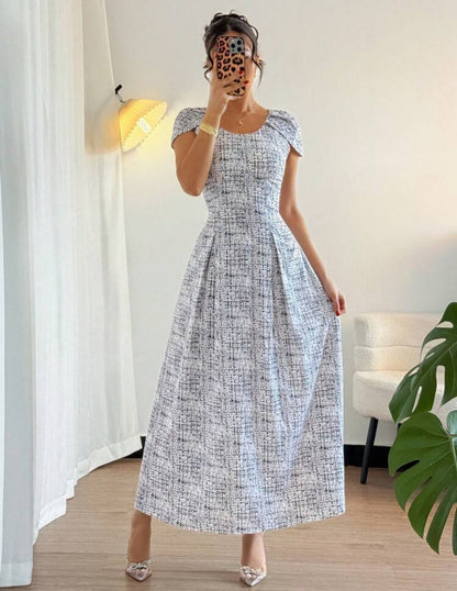 Vestido elegante blanco y negro con cuello redondo